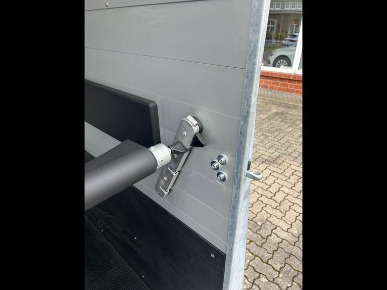 Humbaur Pferdeanhänger Pegasus 2400 2,4t Sattelkammer 100km/h Black Hecktür schwenkbar