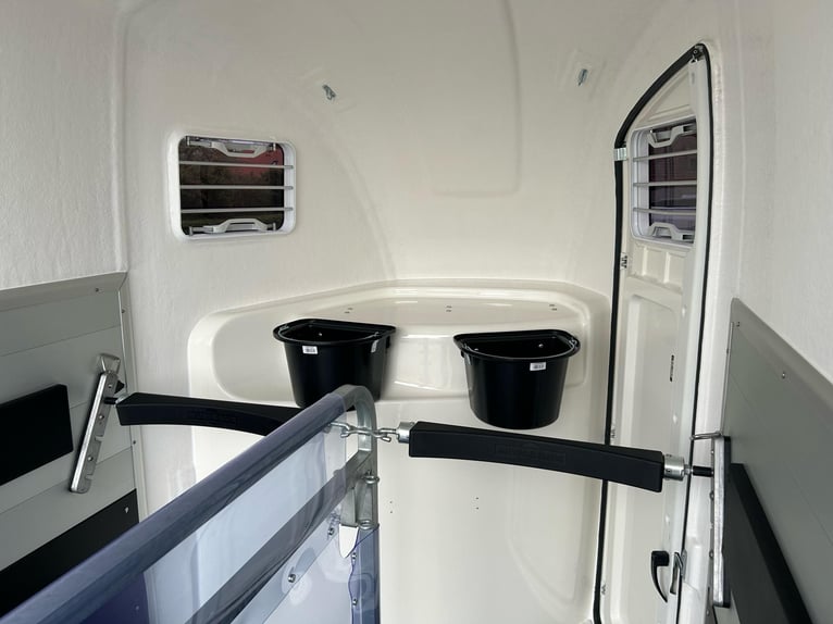 Humbaur Pferdeanhänger Pegasus 2400 2,4t Sattelkammer 100km/h Black Hecktür schwenkbar