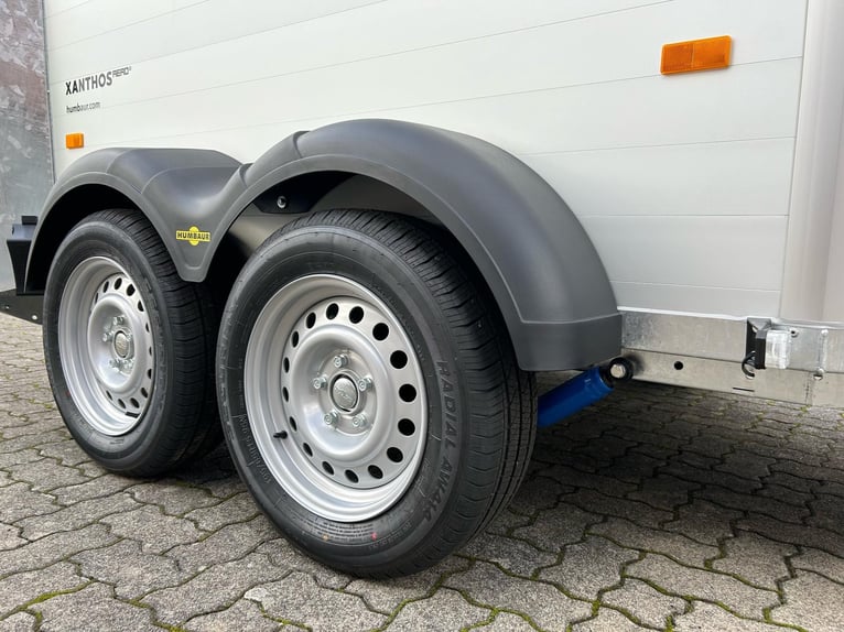 Humbaur Pferdeanhänger Xanthos Aero 2400 2,4t Sattelkammer 100km/h Black