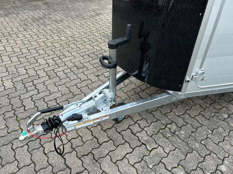 Humbaur Pferdeanhänger Xanthos Aero 2400 2,4t Sattelkammer 100km/h Black