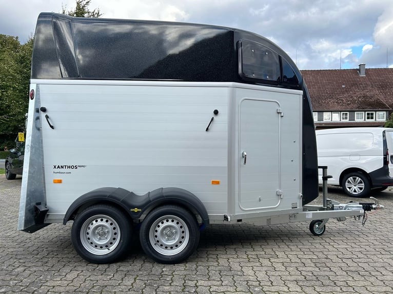 Humbaur Pferdeanhänger Xanthos Aero 2400 2,4t Sattelkammer 100km/h Black