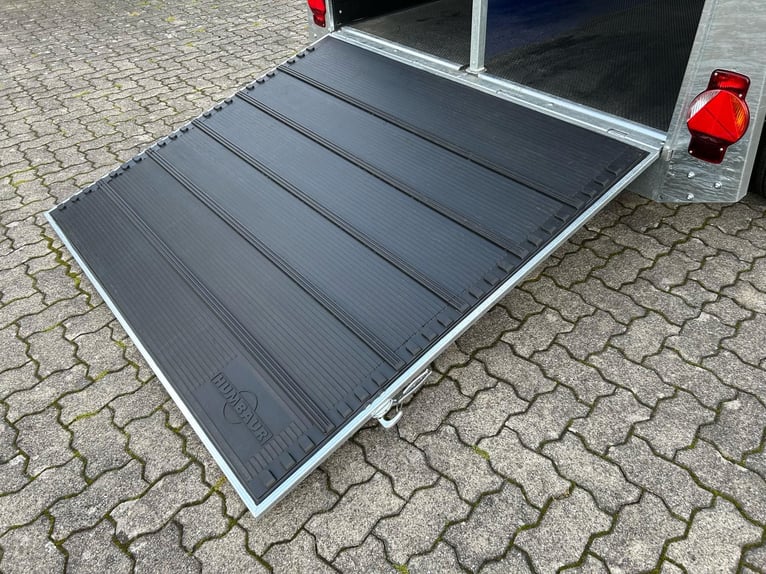 Humbaur Pferdeanhänger Xanthos Aero 2400 2,4t Sattelkammer 100km/h Black