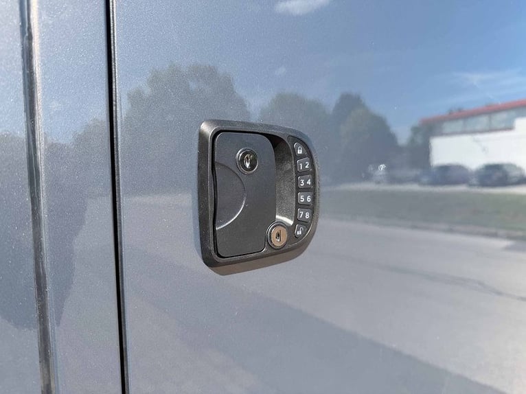 Transporter dla koni 2-rzędowy, wyposażenie dla ogiera, Renault Master, 170 KM, automatyczna skrzyni