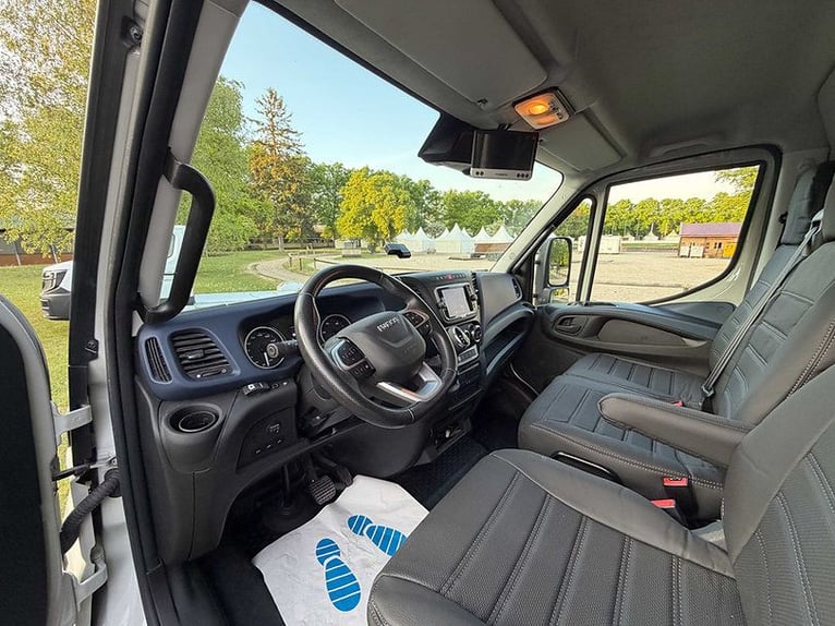 Transporter dla koni 7,5 t, na 3 konie / mieszkanie, Iveco Daily 210 KM, automatyczna skrzynia biegó