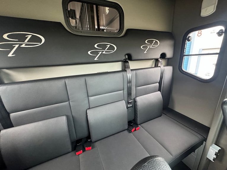 Transporter konny do przewozu koni, 5 miejsc siedzących, 3 miejsca do spania, Renault Master, automa