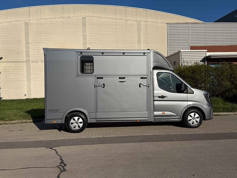 Transporter konny Renault Master nowy model 2 Ride automatyczny, samodzielny, do przewozu koni, hors