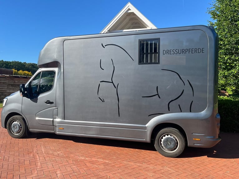 Dwupojazdowy transporter koni Renault Master Equita, mało używany