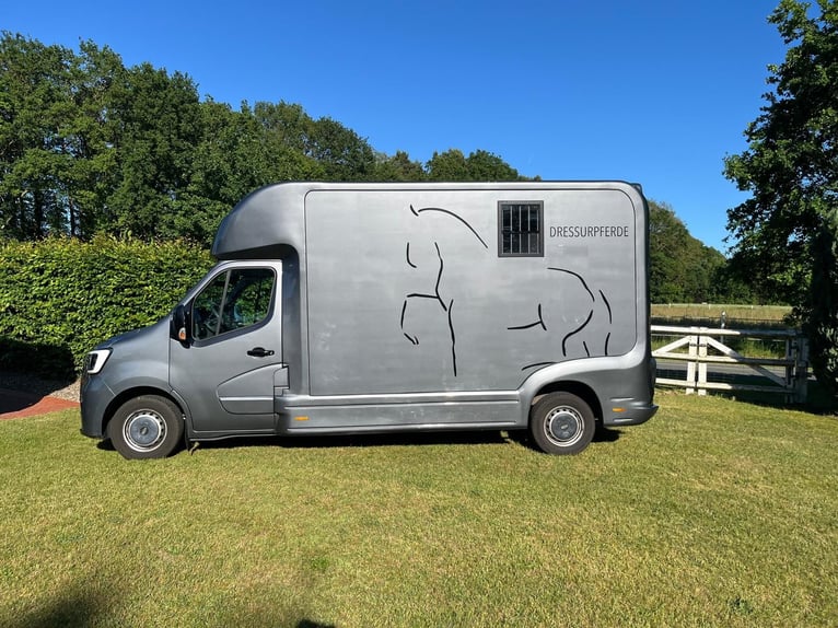 Dwupojazdowy transporter koni Renault Master Equita, mało używany
