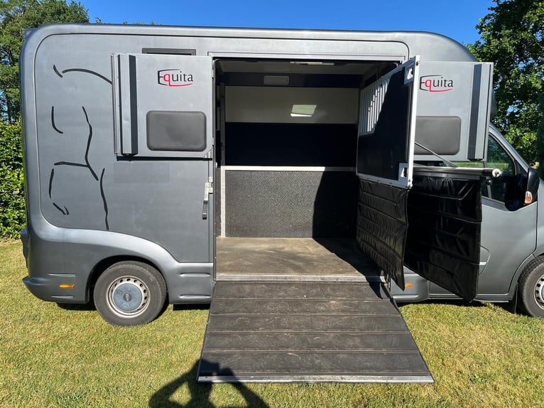 Dwupojazdowy transporter koni Renault Master Equita, mało używany