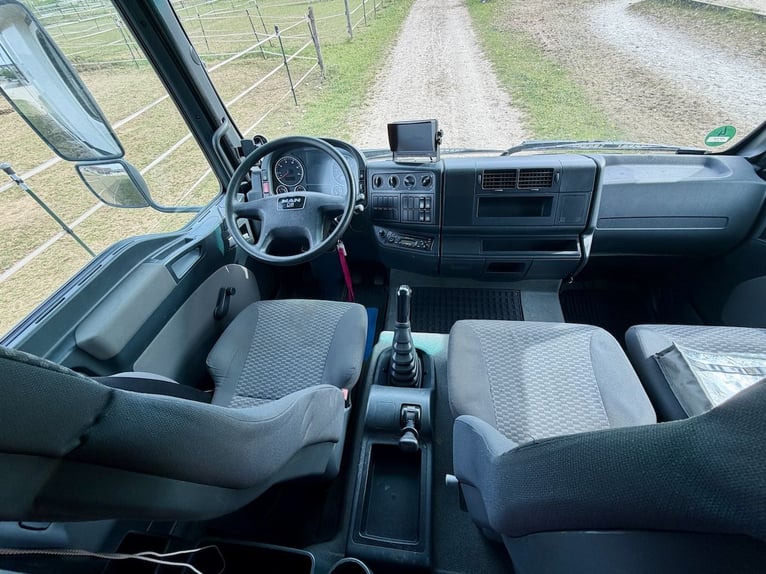MAN 8.180, profesjonalny transportowiec koni Steinsberger, przeznaczony na 4 konie, z kabiną mieszka