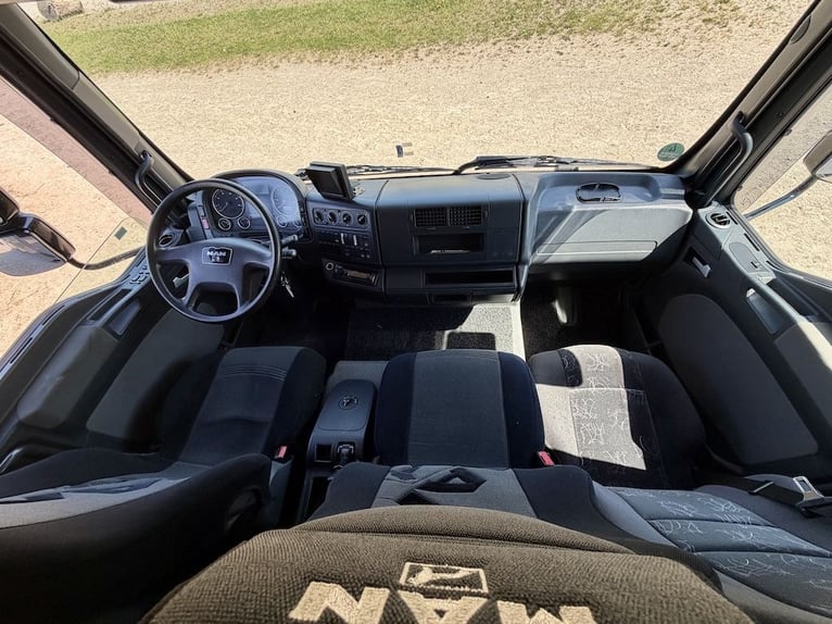 MAN TGL 8.180 transporter do koni, przewóz 4 koni, z przyczepą mieszkalną, automatyczna skrzynia bie