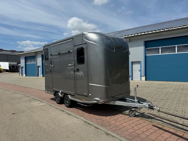 Pferdetransporter DT 2 Pferdeanhänger 2,7t Sattelkammer Trailer PKW Horsetrailer