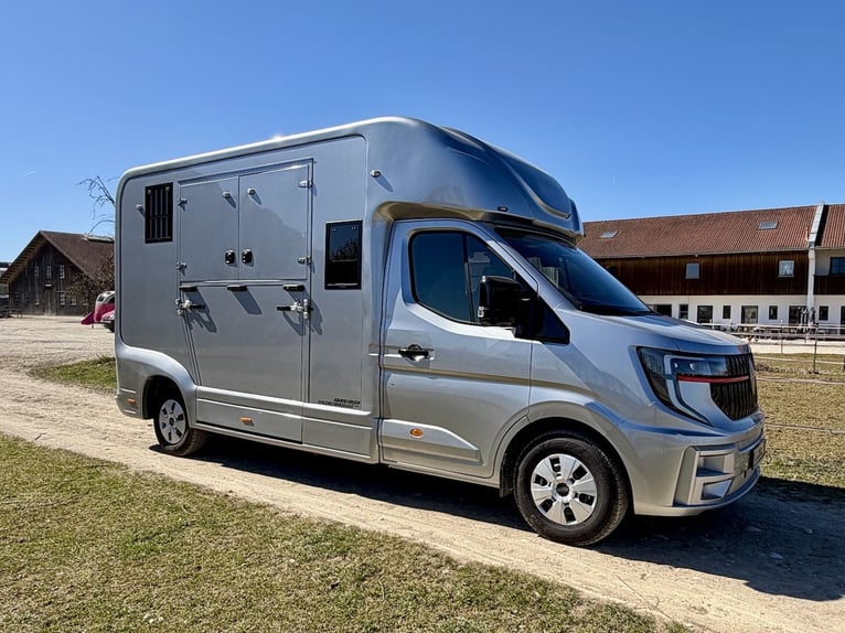 Renault 2-konny transportowiec dla koni z miejscami dla 5 osób, wyposażenie dla ogiera, nowy samochó