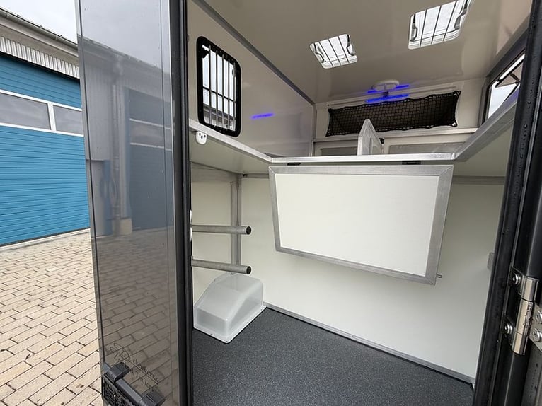 Transporter dla koni z certyfikatem B, nowy pojazd o masie 3,5 t, 2340 kg!!! Klimatyzacja, transport