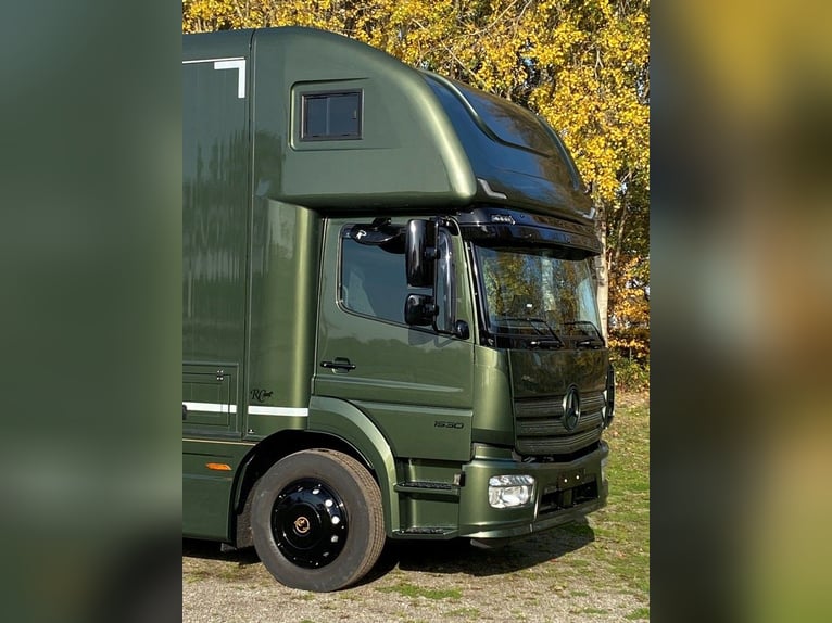 Luksusowa ciężarówka Mercedes Atego 15/300 – 5-konny samochód do przewozu koni z wysuwanym i podnosz