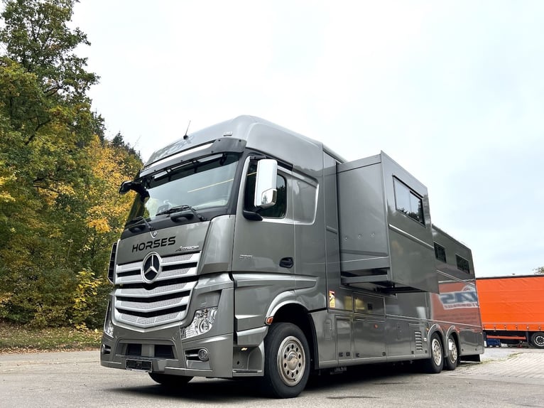 Mercedes-Benz 2551 ciągnik siodłowy do przewozu koni, transporter na 6 koni, z mieszkaniem, wysuwany