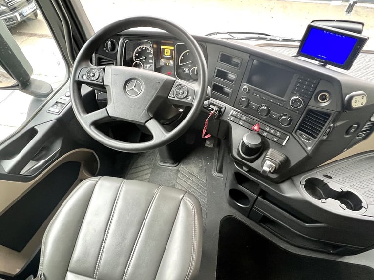 Mercedes-Benz 2551 ciągnik siodłowy do przewozu koni, transporter na 6 koni, z mieszkaniem, wysuwany