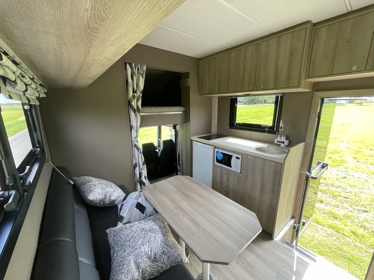 NEW - Volvo FL210 (AUT) - 5 horses and livingroom