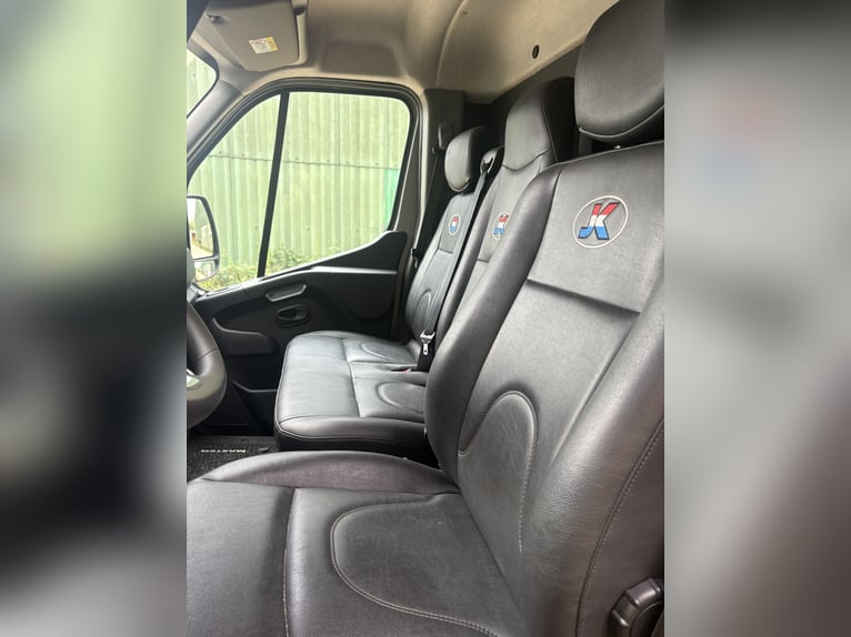 Świetny dwupokładowy transporter dla koni