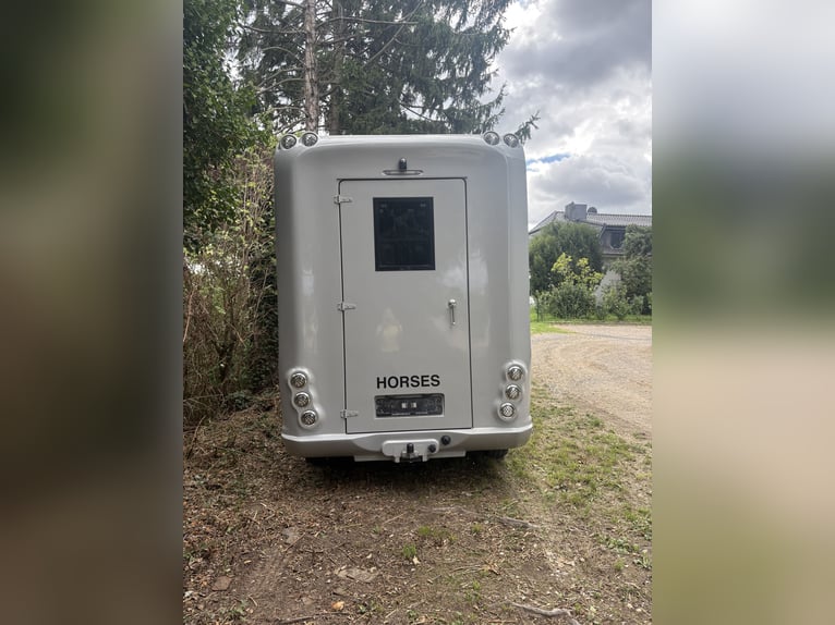 Świetny dwupokładowy transporter dla koni