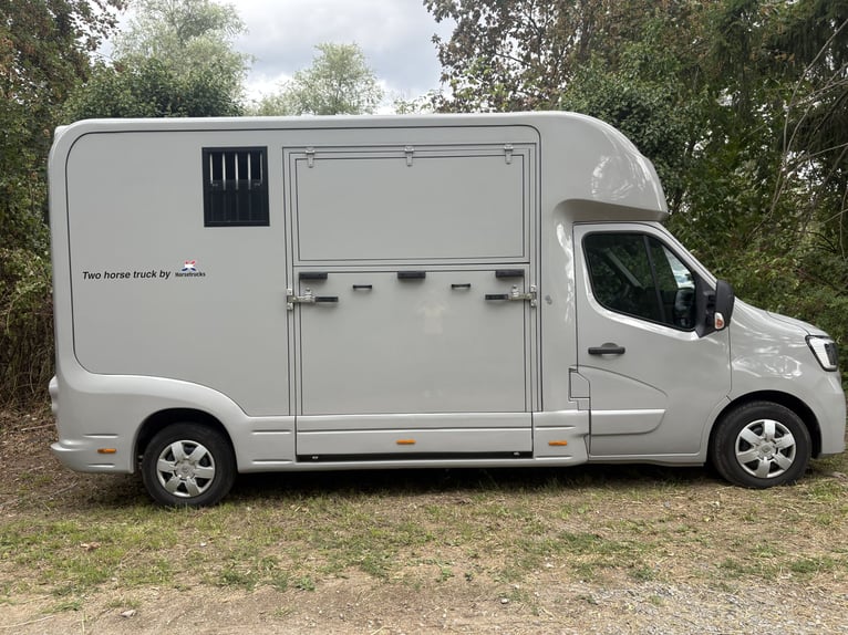 Świetny dwupokładowy transporter dla koni
