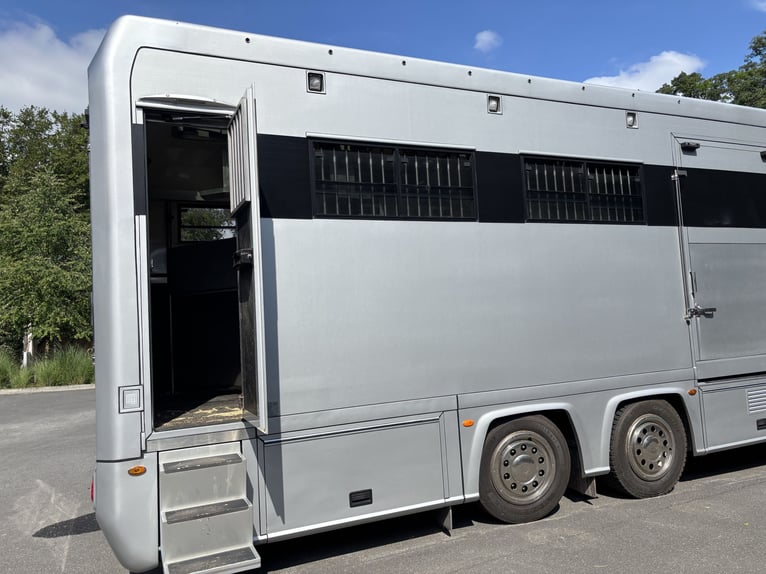Volvo FM 500 AKX, przyczepa do przewozu koni na 8 koni z kabiną typu camper — laweta dla koni