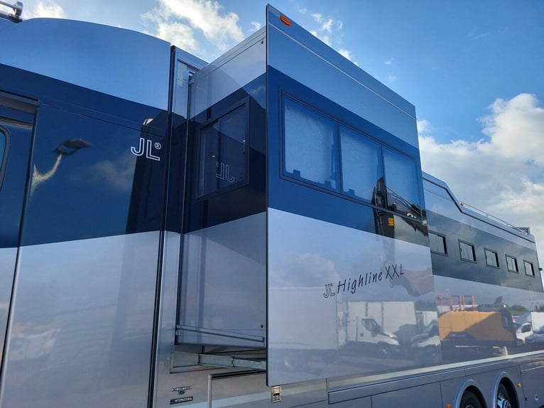 Mercedes-Benz Actros 2551 Horse Truck + Living (2017) —  5–6 horses — 23.236 km — Euro 6 Mercedes-Benz Actros 2551 Horse Truck + Living (2017) —  5–6 horses — 23.236 km — Euro 6