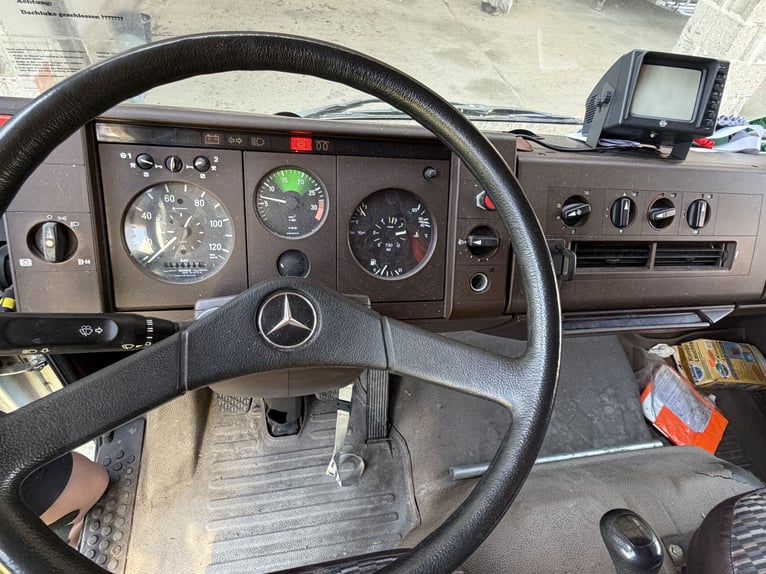 Mercedes-Benz 814 samochód do przewozu koni