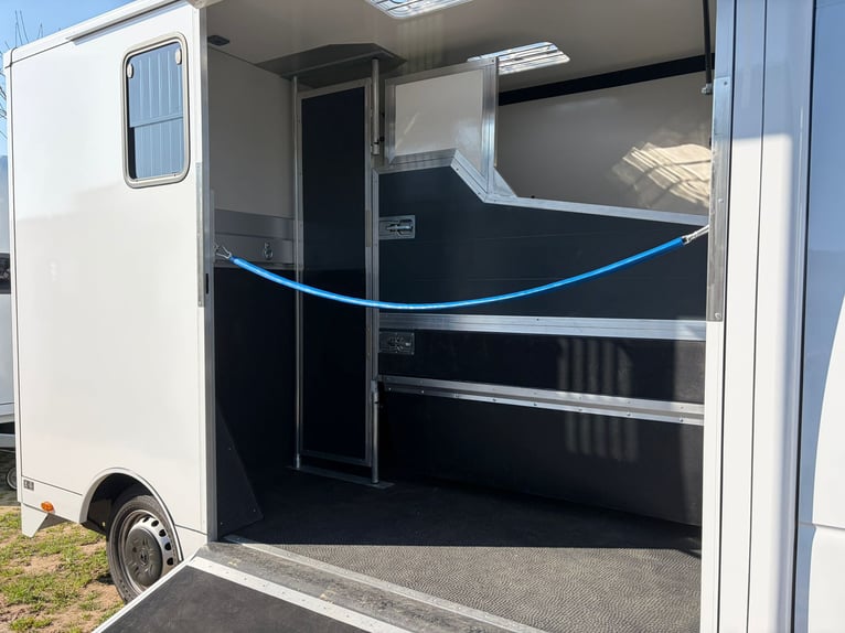 Nowy dwupojazdowy transporter dla koni