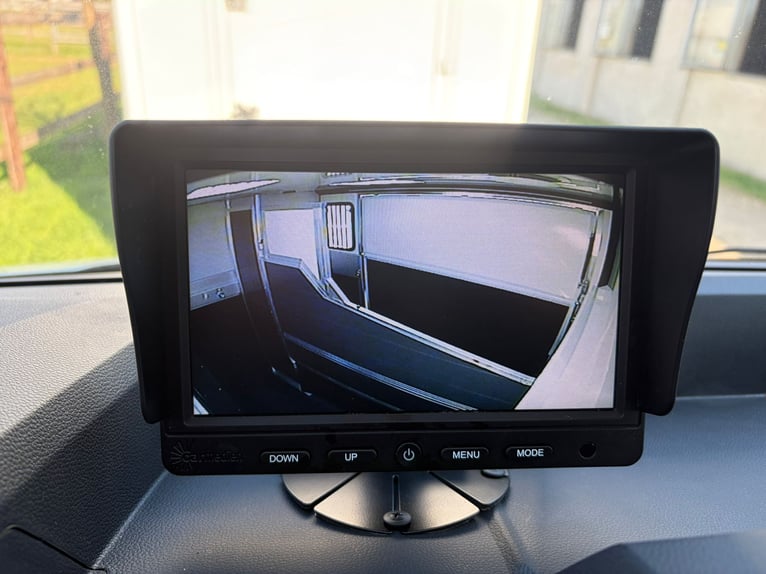 Nowy dwupojazdowy transporter dla koni