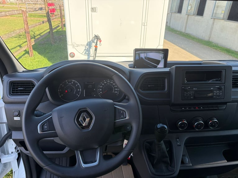 Nowy dwupojazdowy transporter dla koni