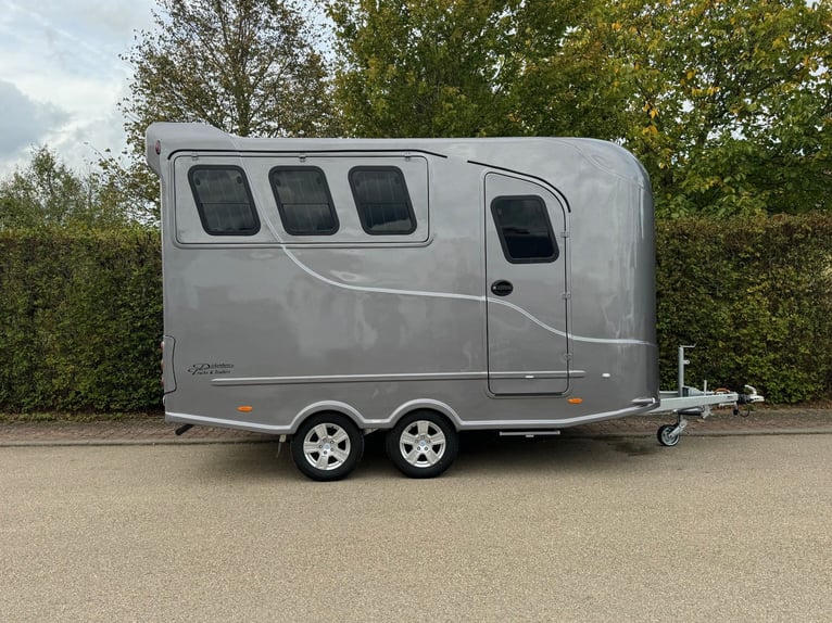  Pferdetransporter DT Trailer 2 Pferde mit Großer Wohnung 3,5t Klima-Heizung-Mautfrei