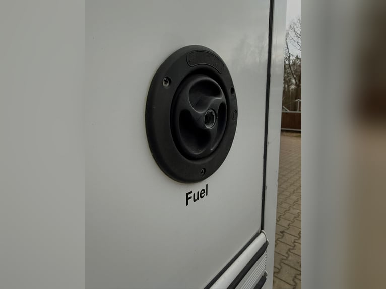 Przyczepa 4 konie + socjal