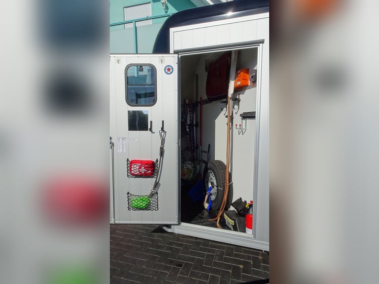 Przyczepa dla koni Cheval Liberte Maxi 3 / 3 konie / Pullmann 2 układ jezdny / czarna