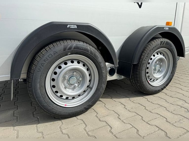 Przyczepa dla koni Liberté Touring Country XL z rampą przednią i tapicerką