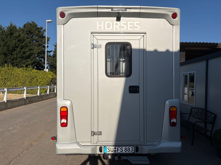 Używany transporter koni w doskonałym stanie