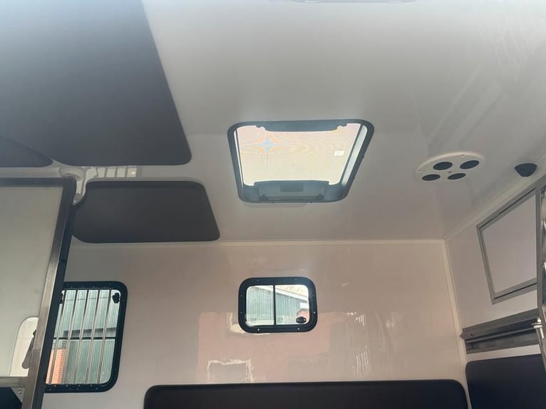 Renault Master Haras ATM na 1-2 konie, 150 KM
