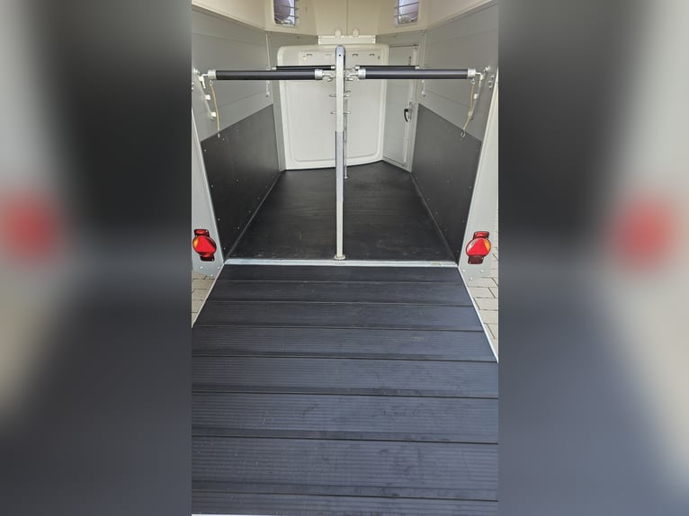 Humbaur Equitos 2000 kg – w stanie niemal nowym