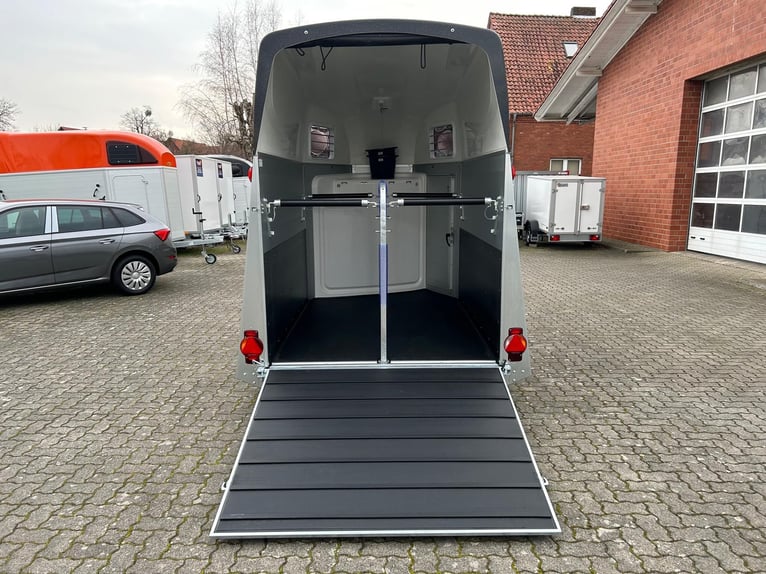 Humbaur Pferdeanhänger Equitos Alu Plus Black 2000 2,0t Sattelkammer 100km/h Hecktür schwenkbar