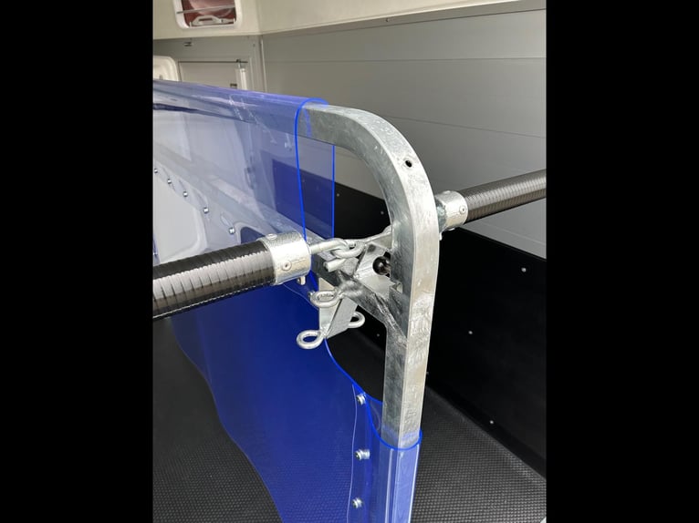 Humbaur Pferdeanhänger Equitos Alu Plus Black 2000 2,0t Sattelkammer 100km/h Hecktür schwenkbar