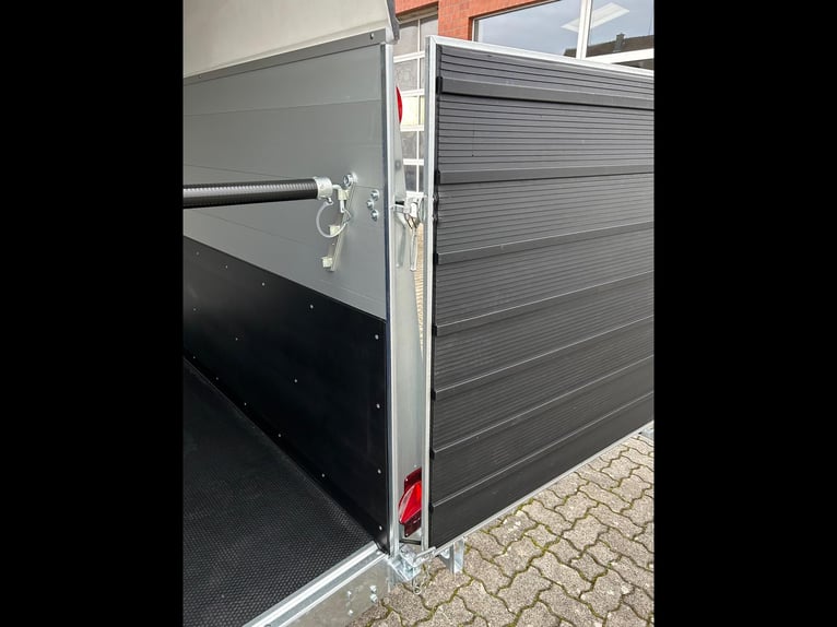 Humbaur Pferdeanhänger Equitos Alu Plus Black 2000 2,0t Sattelkammer 100km/h Hecktür schwenkbar
