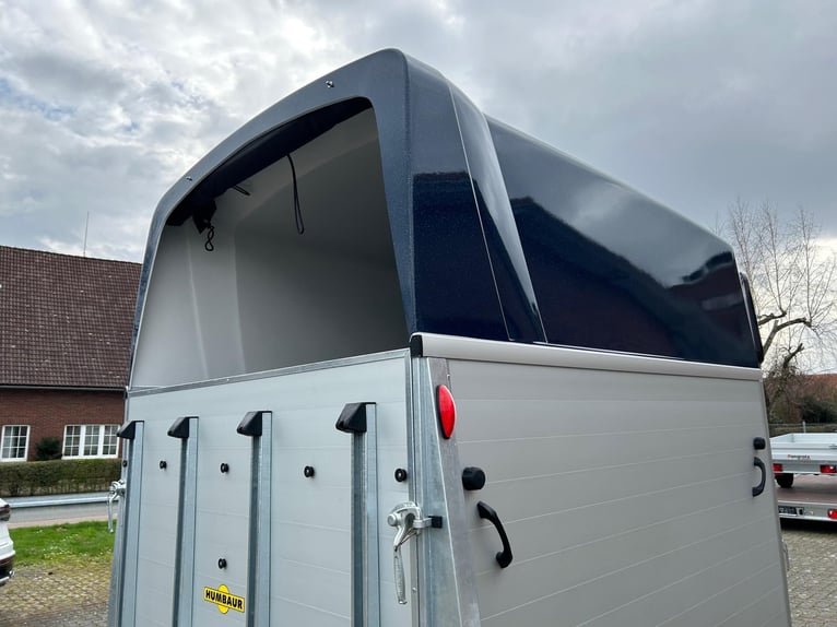 Humbaur Pferdeanhänger Xanthos 2400 2,4t Sattelkammer 100km/h Dark Blue