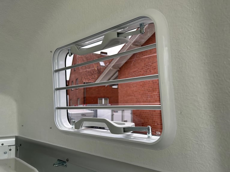 Humbaur Pferdeanhänger Xanthos Aero 2400 2,4t Sattelkammer 100km/h Black