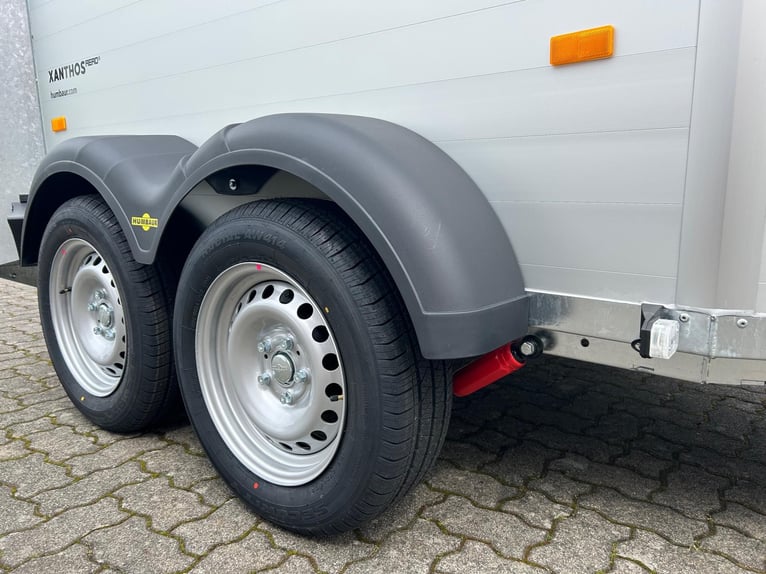 Humbaur Pferdeanhänger Xanthos Aero 2400 2,4t Sattelkammer 100km/h Black