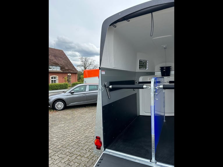 Humbaur Pferdeanhänger Xanthos Aero 2400 2,4t Sattelkammer 100km/h Black