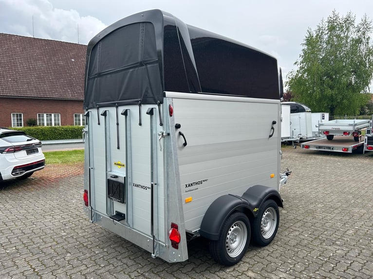 Humbaur Pferdeanhänger Xanthos Aero 2400 2,4t Sattelkammer 100km/h Black