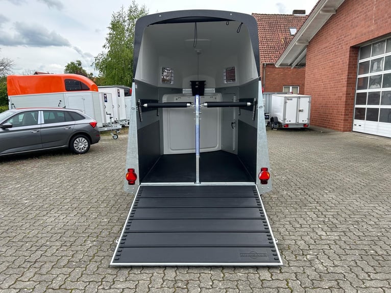 Humbaur Pferdeanhänger Xanthos Aero 2400 2,4t Sattelkammer 100km/h Black