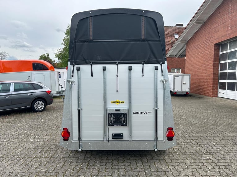 Humbaur Pferdeanhänger Xanthos Aero 2400 2,4t Sattelkammer 100km/h Black