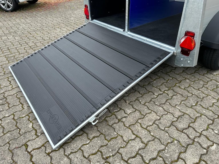 Humbaur Pferdeanhänger Xanthos Aero 2400 2,4t Sattelkammer 100km/h Black