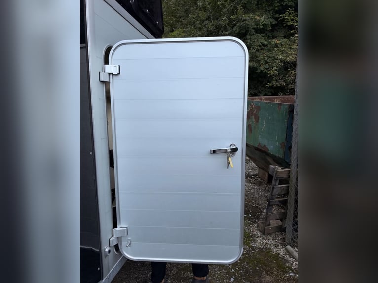 Humbaur Xanthos Aero 2400 – przyczepa do przewozu 2 koni z siodlarnią